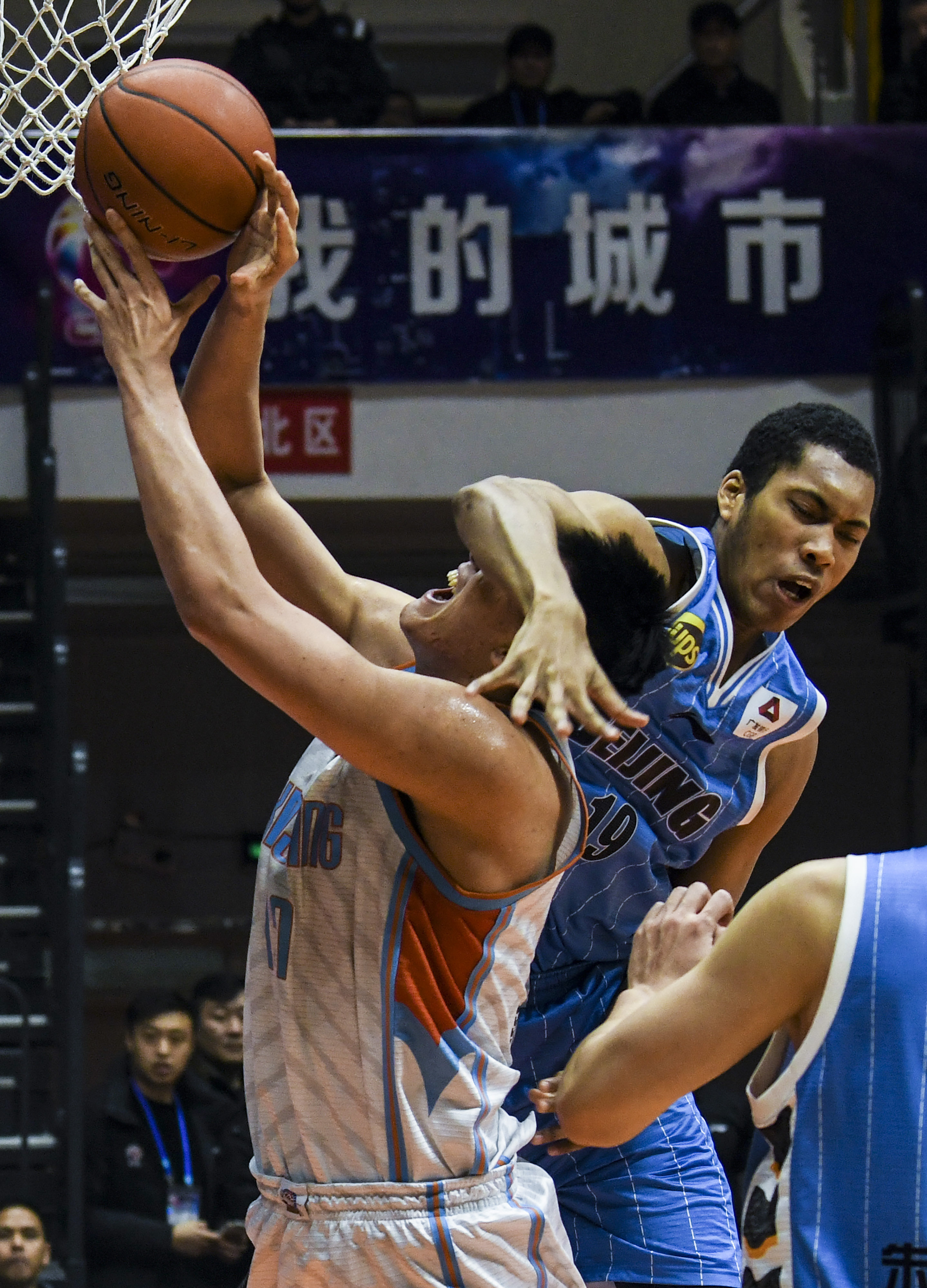 包含新疆广汇内部会议纪要流出——转会期调整名单，足总杯使命明确，资深球员宣示担当的词条