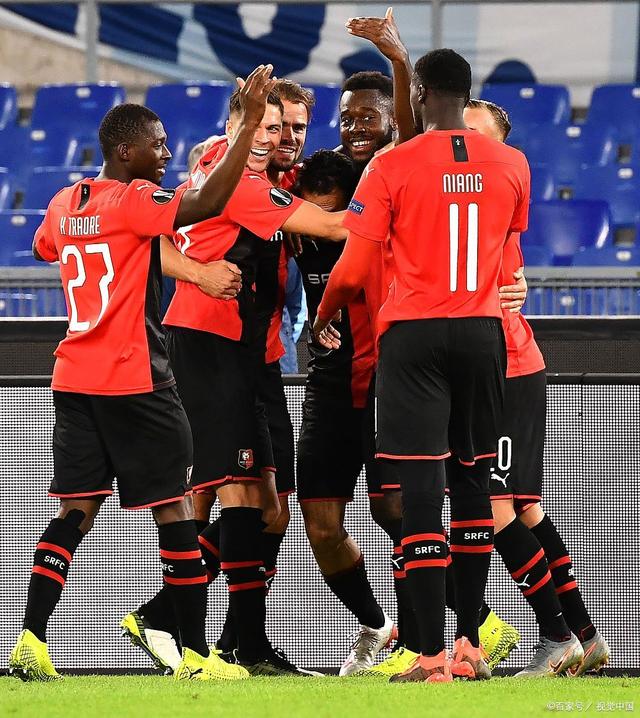 里程碑夜！比利亚雷亚尔止住颓势，意大利杯冲刺阶段刷纪录，引发热议，更衣室氛围转暖